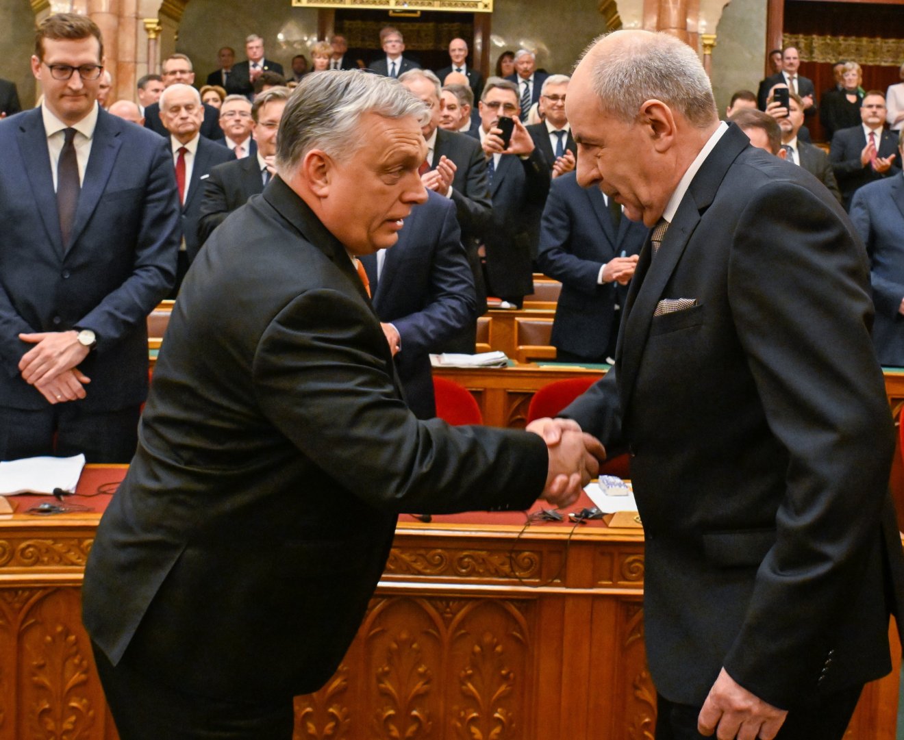 Orbán Viktor miniszterelnök gratulál Sulyok Tamás megválasztott köztársasági elnöknek az Országgyűlés plenáris ülésén •  Fotó: MTI/Koszticsák Szilárd