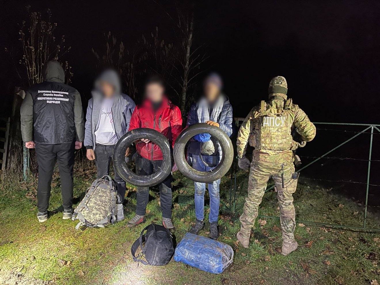 Mások gumiabroncsok segítségével terveztek átkelni a folyón •  Fotó: Ukrán Állami Határőrszolgálat