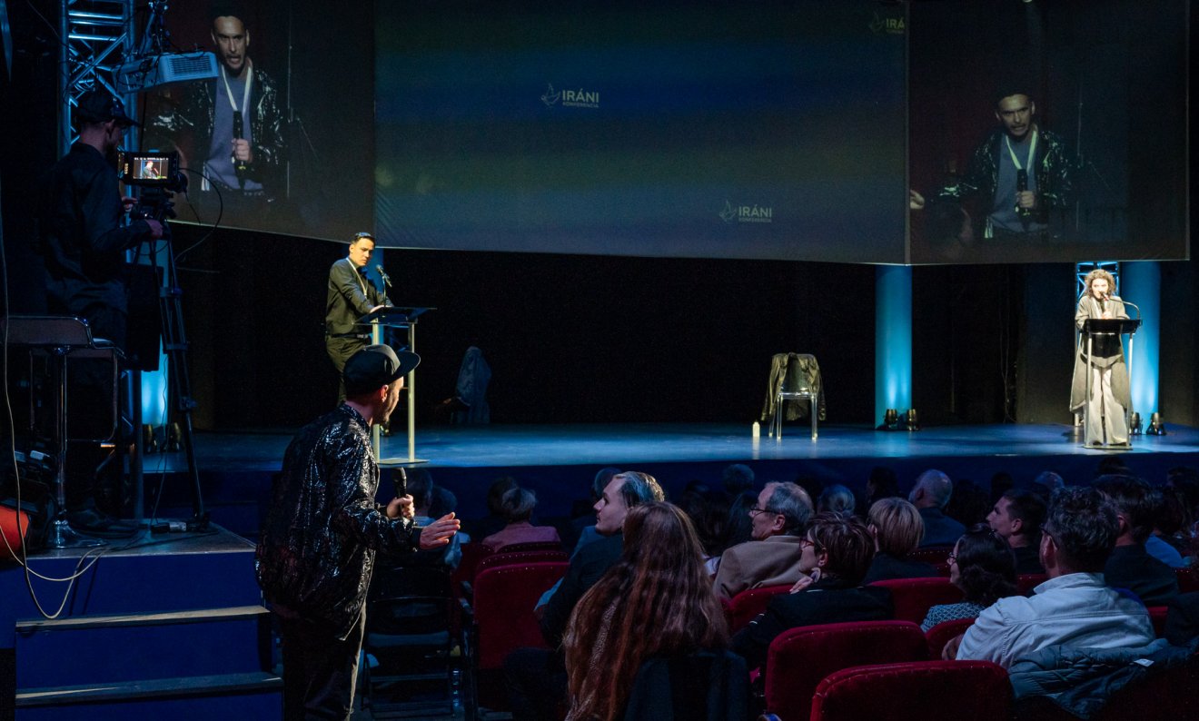 A sepsiszentgyörgyi Tamási Áron Színház Iráni konferencia című, Bocsárdi László által rendezett előadását is a legjobb produkció díjára jelölték •  Fotó: Tamási Áron Színház