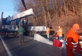 Sávelválasztó betonelemekkel csökkentenék a balesetek számát a Kolozsvár-Nagyvárad közötti útszakaszon