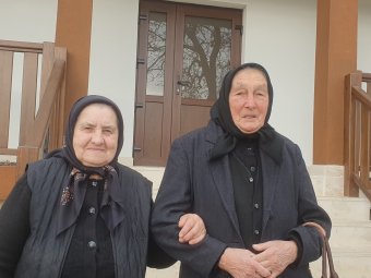 Idős asszonyok tanítják „vissza” a gyerekeknek a mezőségi népdalkincset a Kolozs megyei Búzában