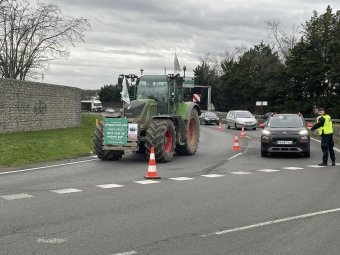 Határozatlan idejű blokád alá vették a nagyvárosokat a francia és az olasz gazdák