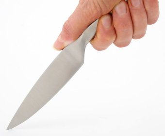 Őrizetbe vettek egy tizenöt éves késelőt, aki egy diákot szúrt meg