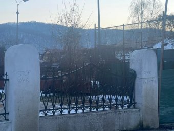 Iszlám hitre áttért nő firkálta össze palesztinbarát üzenetekkel egy máramarosszigeti zsinagóga kerítését