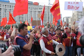 Béremelésért tüntetnek a postai alkalmazottak, a cég vezetősége irreális követelésekről beszél