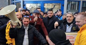 A forgalmat is akadályozva tartott az AUR kampánytüntetést a kötelező biztosítások állítólagos ellenőrizetlen drágulása miatt