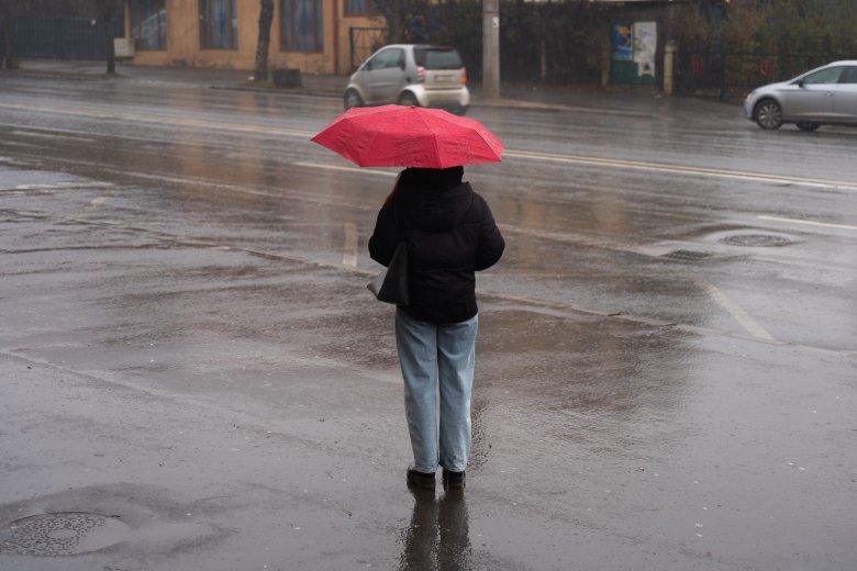 Egyelőre marad a csapadékos időjárás, helyenként a szél is megerősödik