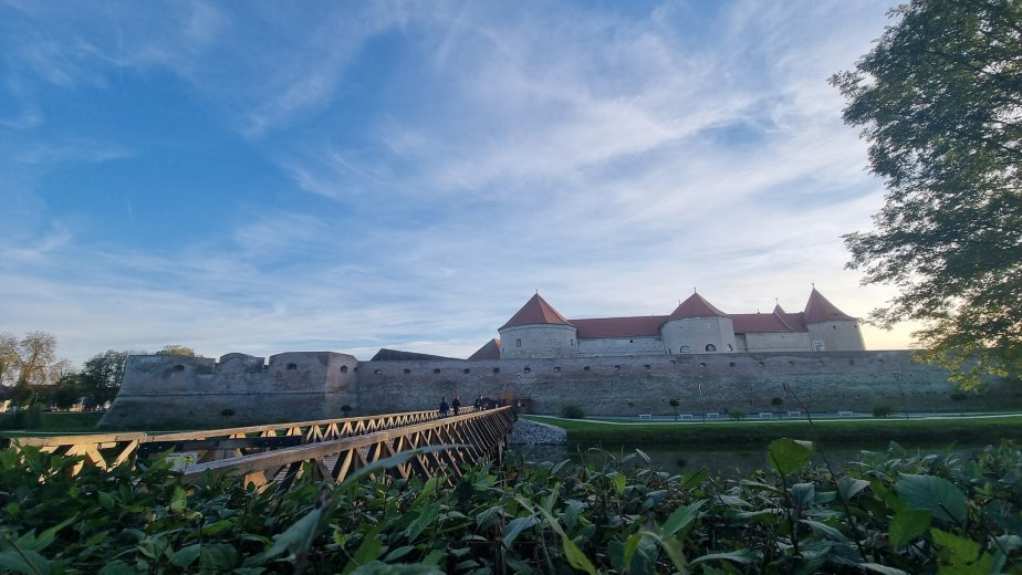 Gazdasági nehézségek ide, megszorítások oda, több millió lejből jelölik meg Románia földrajzi közepét egy erdélyi városban