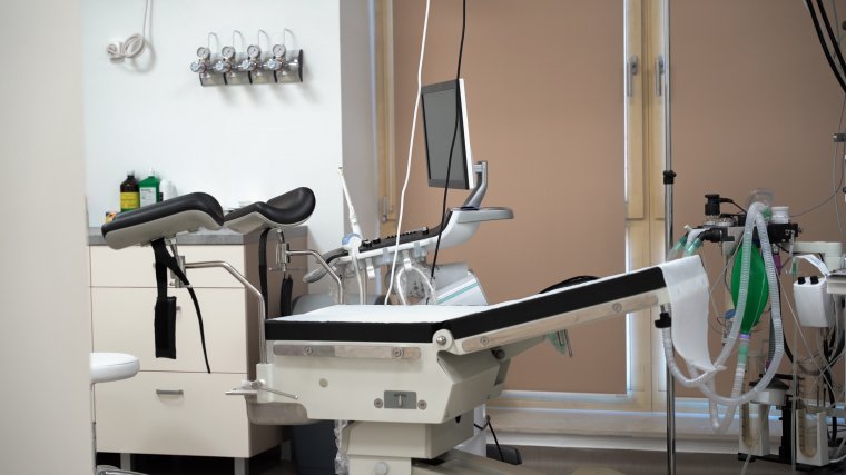 Ellenőrzésekbe kezdenek a magánkórházaknál, miután egy nő meghalt a szülés utáni szövődmények miatt