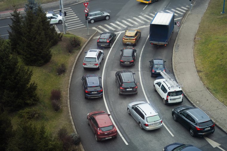 Extra adót kér a régi gépkocsikra a román autógyár igazgatója