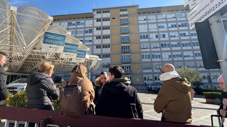 Ferenc pápát légúti fertőzéssel kórházban kezelik