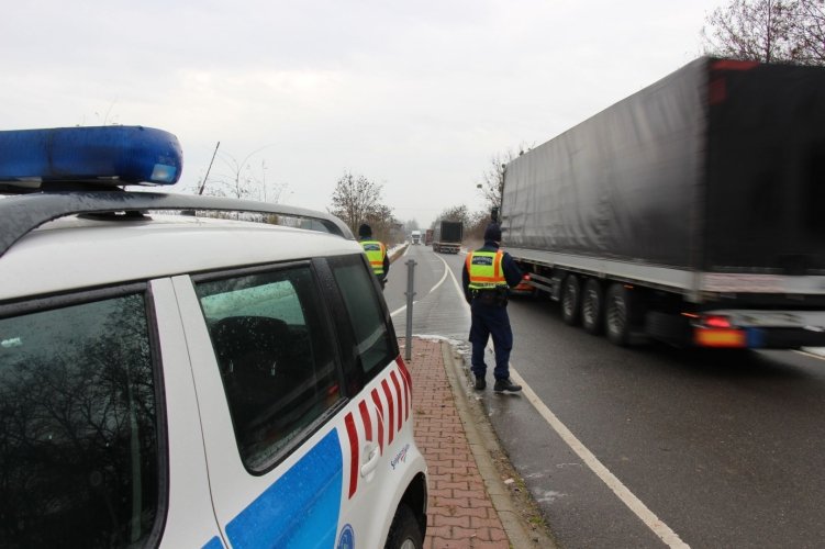 Autóbuszokat és tehergépkocsikat ellenőriz kiemelten egy héten át a rendőrség