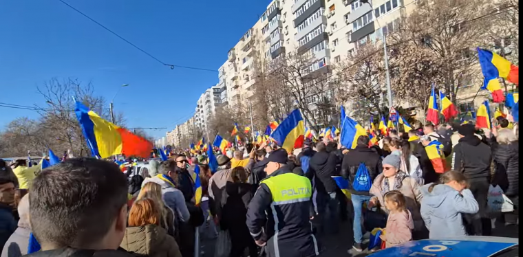 Dulakodás és feszültség a bukaresti Győzelem téren – a csendőröknek erősítésre volt szükségük