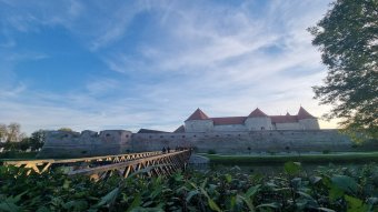Gazdasági nehézségek ide, megszorítások oda, több millió lejből jelölik meg Románia földrajzi közepét egy erdélyi városban