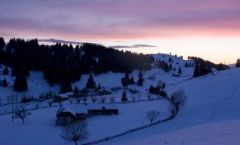 Az intenzív havazások nagymértékben megnehezítik az erdélyi hegyvidéken élők mindennapjait