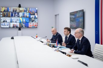 Zelenszkijék pragmatikus ukrán–amerikai viszonyt, Macron értekezletének résztvevői újabb EU-s támogatási csomagot akarnak