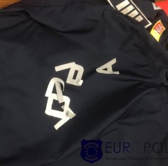 Kimosta a román rendőr az egyenruhát, tönkre is ment rajta a felirat