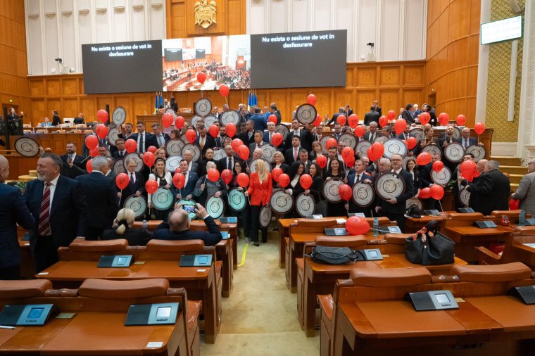 Marad a Ciolacu-kormány, elutasította a parlament a bizalmatlansági indítványt
