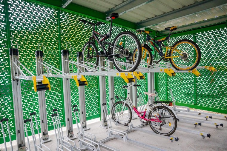 Tíz új, biztonságos kerékpárparkolót adtak át a Zöld Kolozsvár projekt keretében