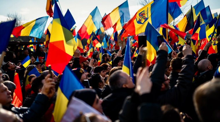 Több ezren tüntetnek Bukarestben Georgescu mellett, egész szombaton tart a demonstráció