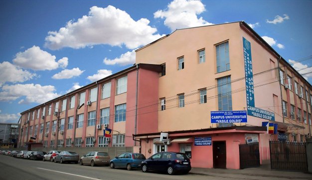 Orvosi diplomákat hamisított és csalással segített külföldi egyetemekre hallgatókat egy Aradon élő olasz állampolgár