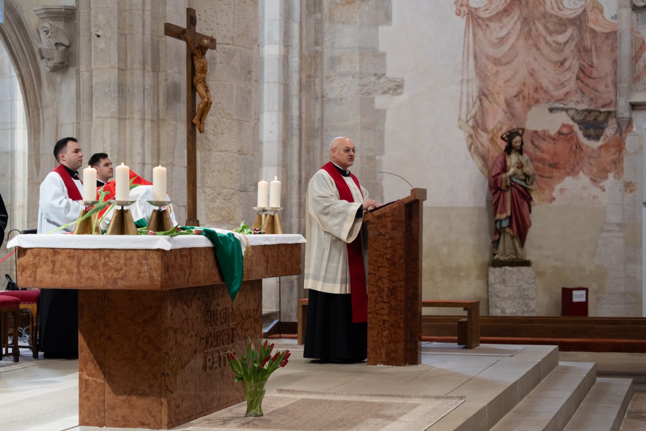 A Szent Mihály templom a meghitt emlékezés helye volt: László Attila. főesperes-plébános mondott áldást •  Fotó: Orbán Orsolya