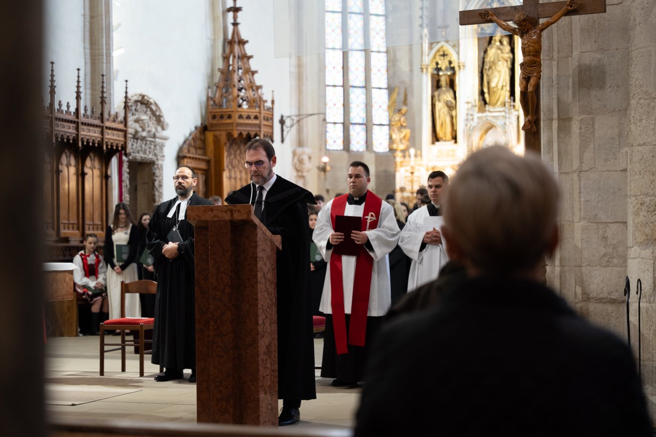 A történelmi magyar egyházak vezetői is megemlékeztek, Kolumbán Vilmos református püspök is szólt az ünneplő tömeghez •  Fotó: Orbán Orsolya