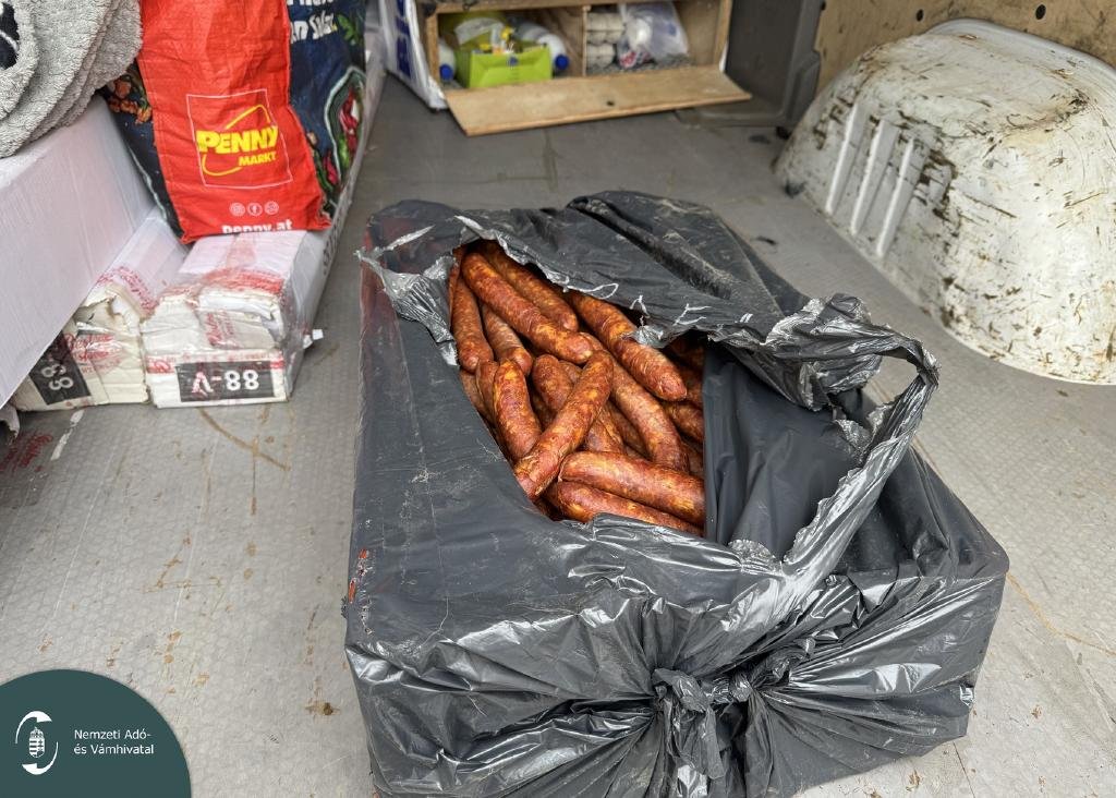 A kutyaürülékkel erősen szennyezett boxok alatt 20 kilogramm kolbászt is találtak