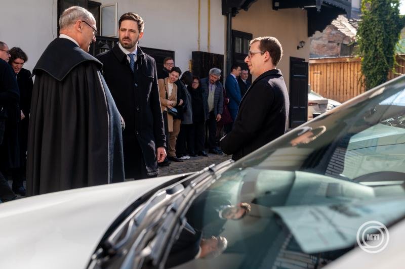 Az új gépkocsik kulcsait Magyar Levente adta át a szórványlelkészeknek, majd Kovács István püspök mondott áldást