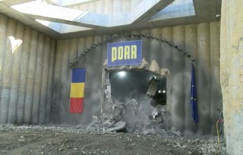 Átfúrták a Kárpátokat: felragyogott a fény az első romániai autópálya-alagút végén
