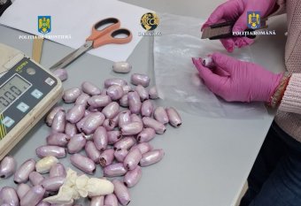 A gyomrában és a lábára ragasztva is próbált drogot csempészni Romániába egy brazil