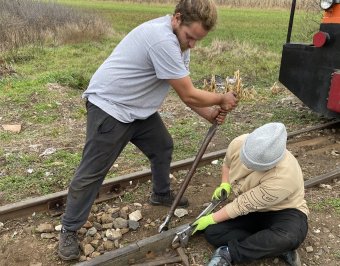 Majdnem teljesen kétkezi munkával újítottak fel önkéntesek egy erdélyi kisvasútszakaszt