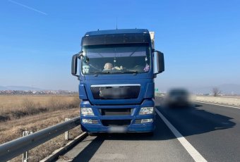 Részeg kamionvezetőt vittek az autópályáról a gyulafehérvári rendőrségi fogdába