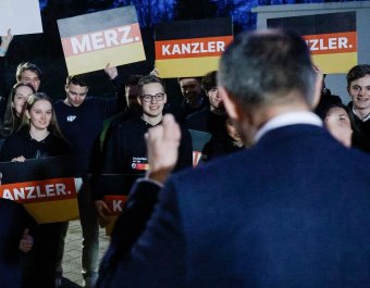 Németország vasárnap választ, megkezdődött a voksolás