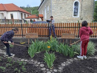Kertészkedés, főzés, papírszínház: megvalósul az élményközpontú pedagógia a kis kalotaszegi faluban