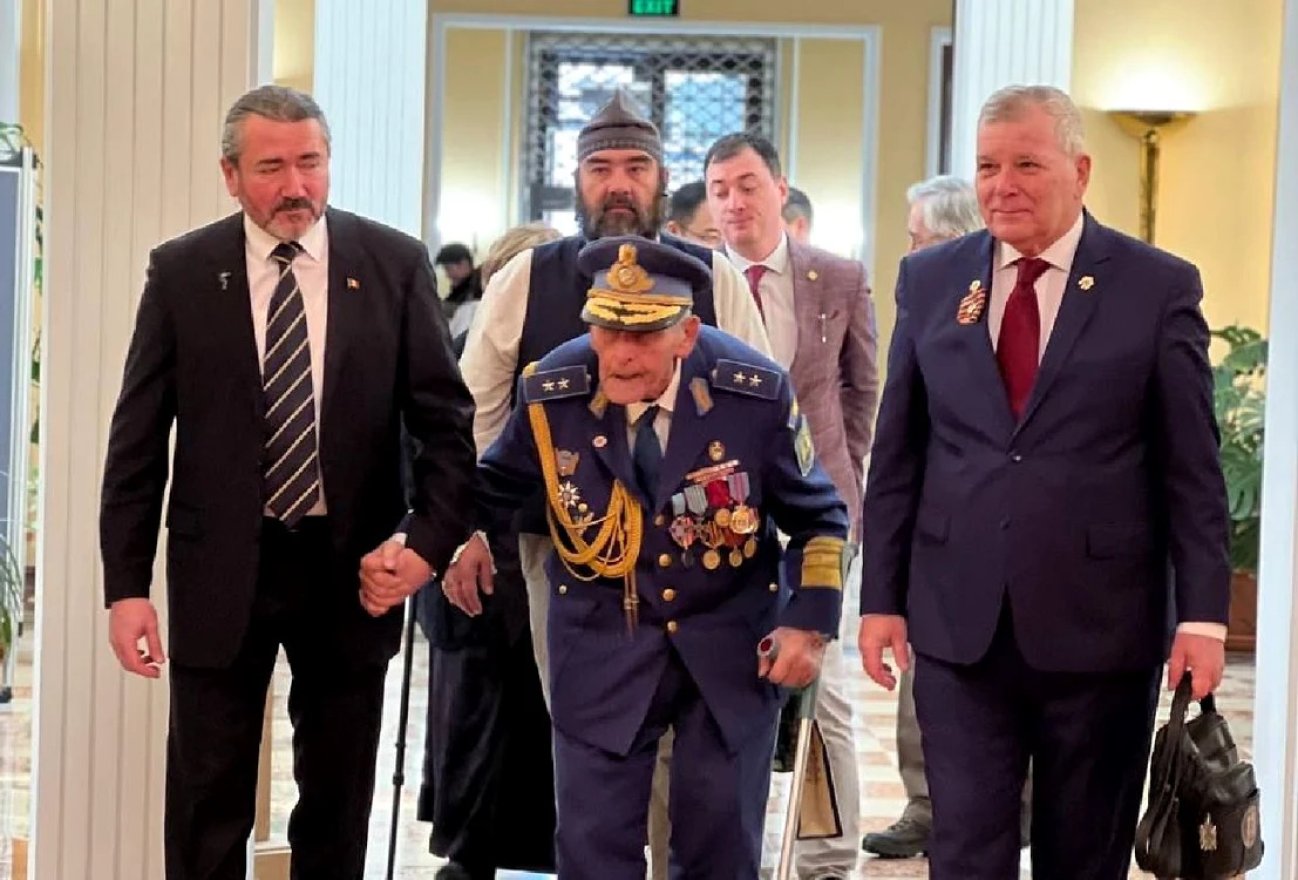 Szobrot állítottak a hazaárulással gyanúsított, tavaly 101 évesen elhunyt szélsőjobboldali tábornoknak