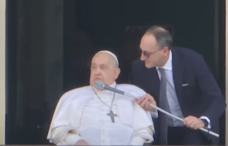 Ferenc pápa betegsége óta első ízben jelent meg a nyilvánosság előtt, kiengedték a kórházból vasárnap (VIDEÓ)