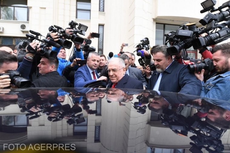 Iliescu kitartást kívánt Nicușor Dannak a gazdasági és geopolitikai kihívásokkal teli helyzetben