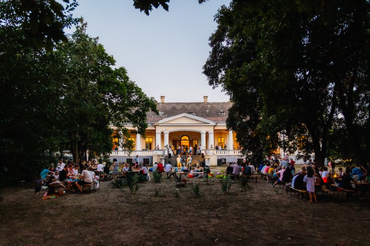Időutazásra, nemesi lakomára hívnak a patinás sándorhomoki kúriába