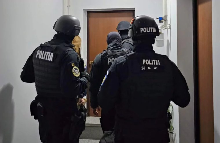 Megölte élettársa egyik gyermekét, a másikkal pedig elbarikádozta magát egy férfi a főváros mellett