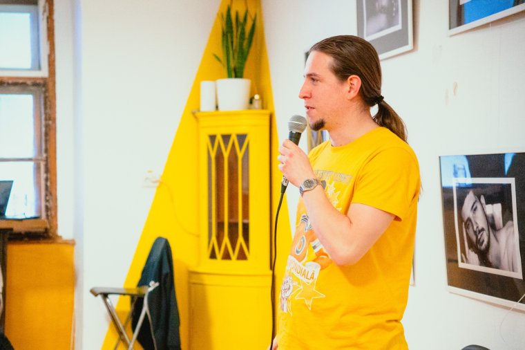 Erdélyben, hazai fellépőkkel honosítaná a magyar stand-upot a Teshow