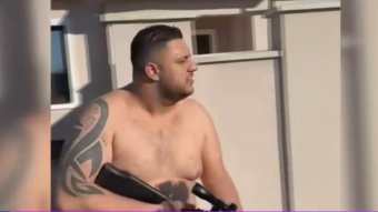 Puskával a kezében ment ki az újságírók közé a házkutatás után Georgescu bánsági influencere