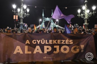 Ismét hidakat foglaltak a gyülekezési törvény módosítása miatt tüntető ellenzékiek Budapesten