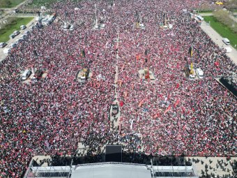 Százezrek tüntettek Isztambulban az ellenzéki polgármester szabadon bocsátásáért