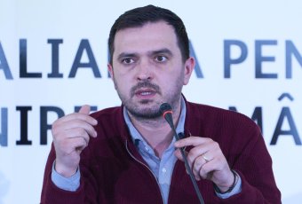 A lakosság megfélemlítésével vádolja Predoiut az AUR, és egyszerű indítvánnyal támad