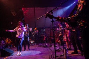 Hamisítatlan cigányzenével mutatja meg Erdélyben a Parno Graszt, hogyan kell mulatni