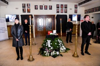Végső búcsút vettek a szatmári színházban Paulovics László képzőművésztől, a város díszpolgárától