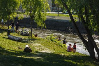 Közvitán a javaslat, miszerint nem lehet majd dohányozni a kolozsvári buszmegállókban