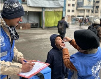 Segélyszervezetek munkatársai haltak meg Gázában, Izrael szerint a terroristák fedezékként használják a mentőautókat