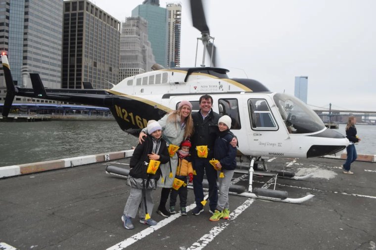 Háromgyermekes család vesztette életét a New Yorkban folyóba zuhant városnéző helikopteren (Videó)